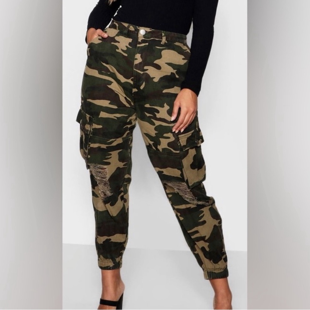 NWOT Boohoo Ripped Pocket Denim Camo Cargo Jeans